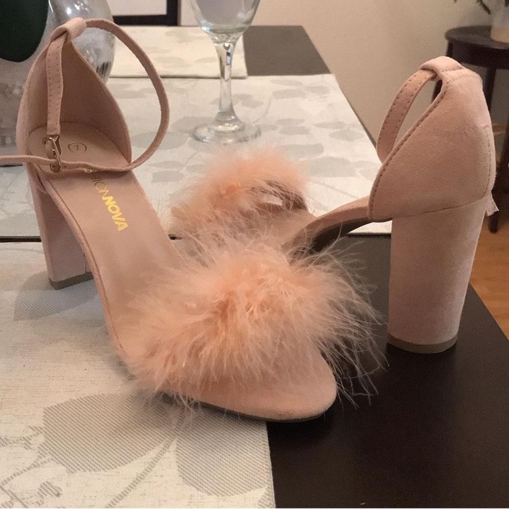 New sz7 fluff blush heel